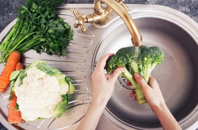 Rửa rau sai cách bằng nước muối HẠI ngang với ngâm thuốc sâu: Nhiều gia đình Việt đang tự rước bệnh tim mạch, thận… vào người  - Ảnh 4.