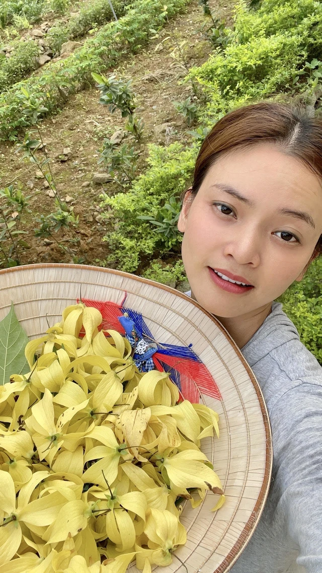 (mai) Tuổi 40 độc thân, nữ NSƯT xứ Nghệ sống trong nhà vườn rộng 8.000 m2 ngoại ô Hà Nội, sáng sớm dậy ra vườn cắt hoa, thưởng trà - Ảnh 3.
