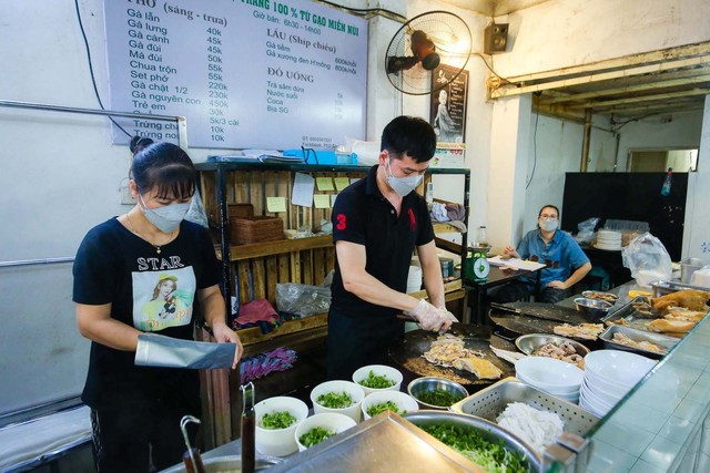 Quán phở tự tráng của người Mông giữa lòng Hà Nội: Mỗi ngày bán vèo hết 500 bát và 30 con gà, khách xếp hàng nườm nượp - Ảnh 1.