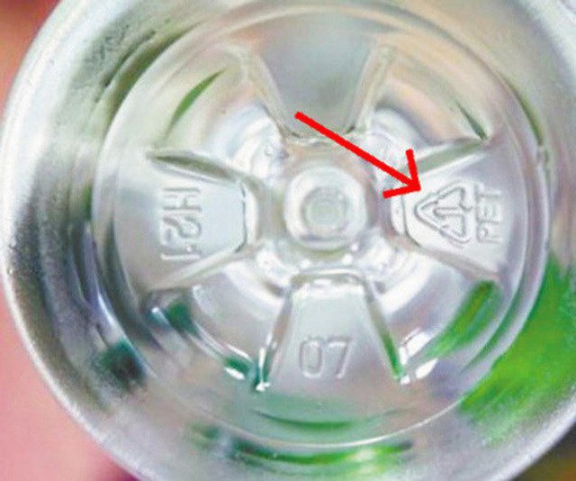 (3/5) Tại sao đáy chai nước lại thiết kế hình hoa 5 cánh? - Ảnh 2.