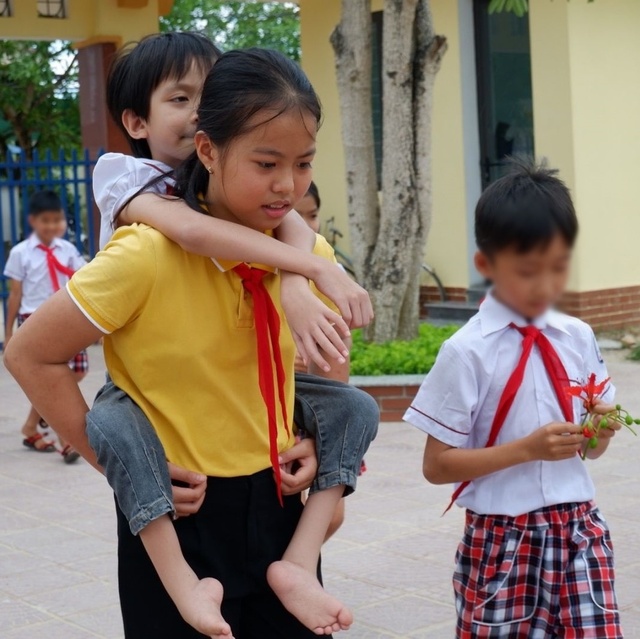 4 năm bé gái Quảng Bình cõng bạn tới trường: 1 em là Liên đội trưởng, 1 em thường xuyên đạt giải tiếng Anh trên Internet, Trạng nguyên Toán - Ảnh 2.