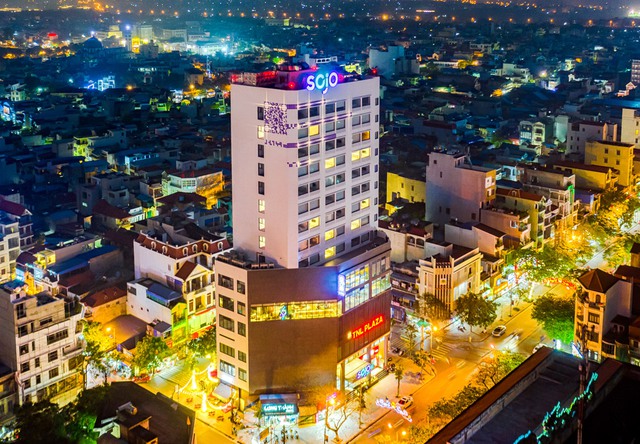 Việt Nam có chuỗi khách sạn 4 sao không lễ tân, đề cao khách hàng tự phục vụ: Các tiện ích điều khiển qua app, giá chưa đến 1,5 triệu đồng/đêm - Ảnh 1.