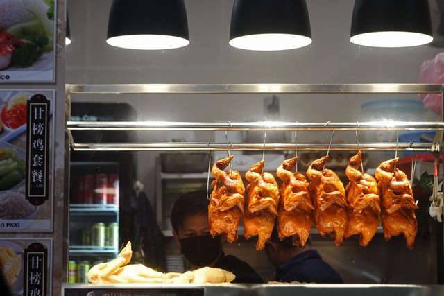 Chuyện con gà của Malaysia: Cấm xuất khẩu để chống lạm phát, nhưng giá tăng lại không phải do thiếu cung - Ảnh 1.