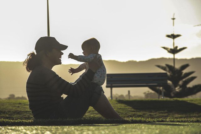 Không đánh mắng, không cấm chuyện yêu đương, nhưng người phụ nữ này đã nuôi dạy được 3 đứa con thi đỗ đại học Stanford - Ảnh 1.