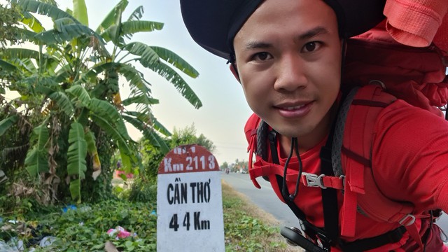 Chàng trai bán hàng online Sài Gòn đi bộ xuyên Việt 56 ngày với 0 đồng, chia sẻ kĩ năng kinh doanh để xin tá túc nhà dân qua đêm - Ảnh 2.