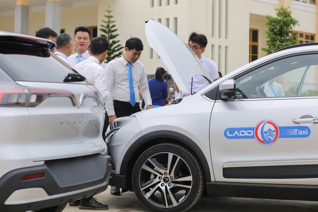 Giữa lúc xăng tăng giá, một hãng taxi truyền thống mua hàng loạt ô tô điện VinFast e34 về phục vụ khách - Ảnh 1.