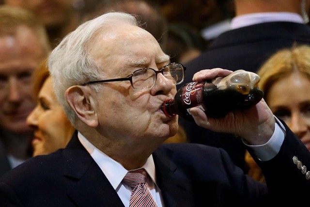 Tỷ phú 92 tuổi Warren Buffett ăn McDonald’s 3 lần/tuần, uống 5 lon Coca/ngày và rắc muối như bão tuyết: Muốn sống thọ, hãy ăn như đứa trẻ 6 tuổi - Ảnh 1.