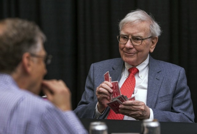 Tỷ phú 92 tuổi Warren Buffett ăn McDonald’s 3 lần/tuần, uống 5 lon Coca/ngày và rắc muối như bão tuyết: Muốn sống thọ, hãy ăn như đứa trẻ 6 tuổi - Ảnh 3.