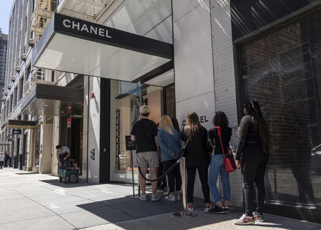Bí mật đằng sau chiêu trò của các hãng hàng hiệu: Có tiền vẫn phải xếp hàng dài đợi đến lượt mua đồ ở Louis Vuitton, Chanel... dù cửa hàng không đông khách - Ảnh 2.