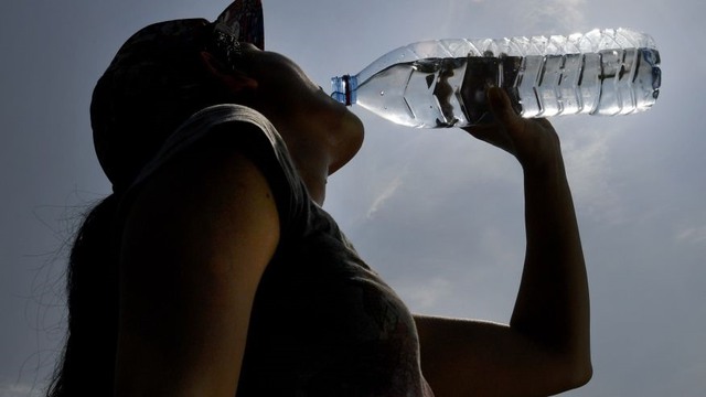 Nắng nóng gay gắt, 5 biến chứng nguy hiểm sẽ xuất hiện nếu cơ thể mất 5% nước trở lên: Nhẹ co thắt cơ, nặng có thể dẫn tới tử vong  - Ảnh 3.