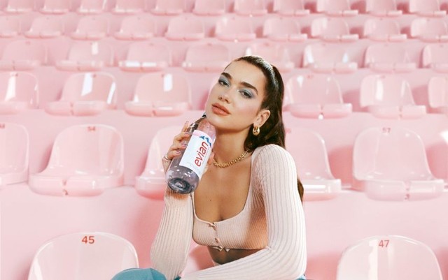 evian ra mắt chiến dịch “Drink True” cùng 2 đại sứ thương hiệu Dua Lipa và Emma Raducanu - Ảnh 1.