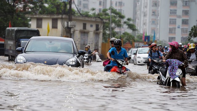 Hà Nội mưa lớn kéo dài, dân văn phòng mệt mỏi vì thời tiết, khốn đốn vì combo giá xăng- xe ôm- ship- đồ ăn tăng cao - Ảnh 2.