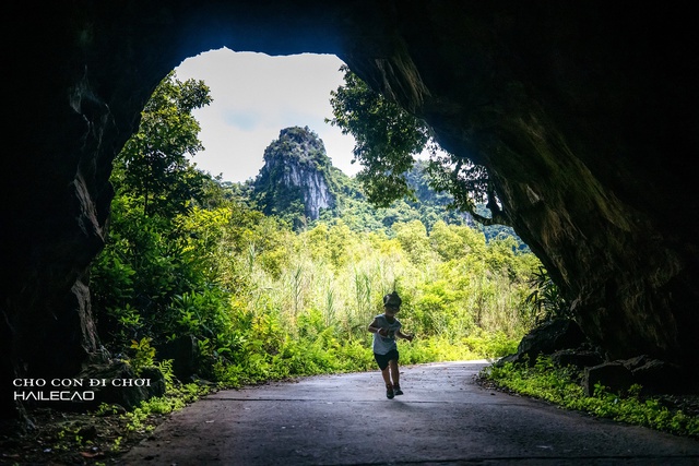 Cậu bé 3 tuổi cùng bố khám phá Cát Bà: 22 tháng tuổi đã trekking, băng rừng, luôn thích thú với những chuyến trải nghiệm - Ảnh 2.