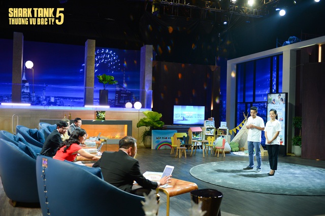 Nữ MC VTV đem Hộp Háo Hức lên gọi vốn Shark Tank: 3 Shark ngỏ lời đầu tư, kiên quyết giữ cổ phần khiến Shark Bình và Shark Linh phải xuống nước - Ảnh 2.