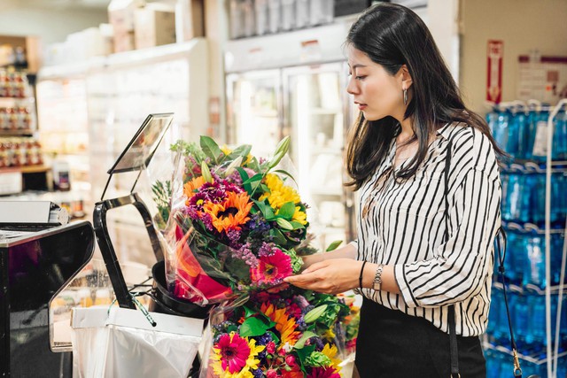 Chiến thuật marketing sau việc cửa hàng tạp hóa, siêu thị đua nhau bán hoa - Ảnh 2.