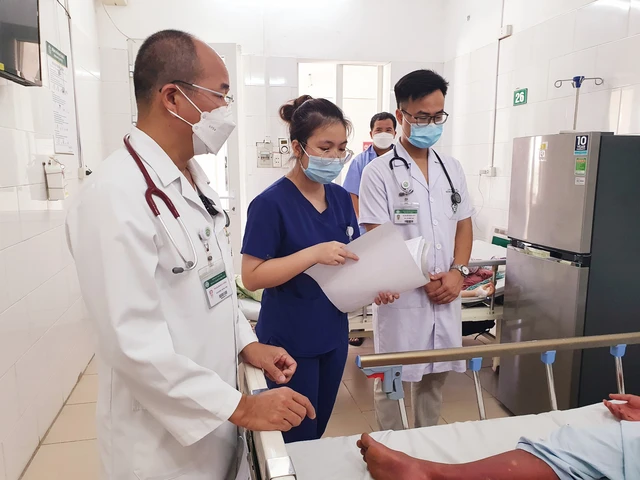 Bệnh viện Bạch Mai tiếp nhận hàng chục ca sốt xuất huyết do di chuyển từ miền Nam: Cảnh báo nguy cơ cao bùng phát dịch tại miền Bắc - Ảnh 1.