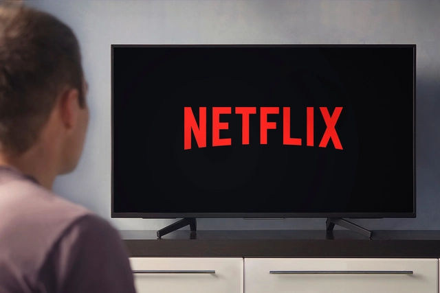 Netflix gặp biến lớn: Doanh thu giảm, phải chèn quảng cáo để kiếm tiền, nguy cơ người dùng quay lưng - Ảnh 3.