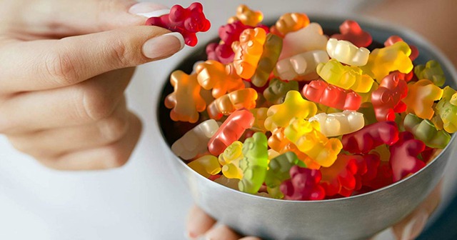 Thực hư ăn nhiều kẹo, nước ngọt gây nên chứng rối loạn tăng động, giảm chú ý ở trẻ em: Đâu là thực phẩm cha mẹ nên dành cho con? - Ảnh 2.