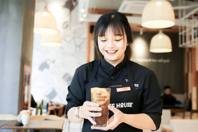 The Coffee House từ bỏ ly thủy tinh, sử dụng ly nhựa và thẻ rung ngay tại cửa hàng: Di sản của nhà sáng lập Nguyễn Hải Ninh nay đi vào dĩ vãng! - Ảnh 4.