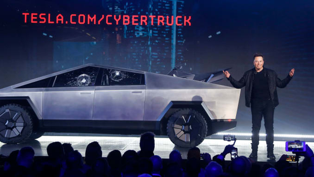 Elon Musk giận tím người” trong ngày ra mắt Cybertruck: Vừa khoe kính xe có khả năng chống đạn và lực đã bị trưởng nhóm thiết kế làm vỡ ngay trên sân khấu - Ảnh 3.