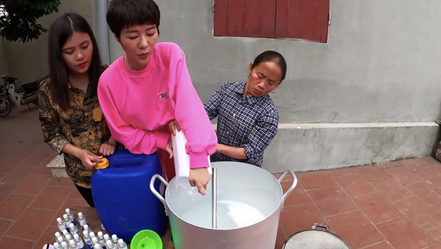 Giữa mùa dịch Covid-19, bà Tân Vlog nấu nồi gel rửa tay khô siêu to khổng lồ 100 lít tặng người dân - Ảnh 2.