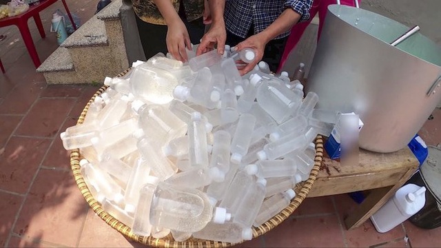 Giữa mùa dịch Covid-19, bà Tân Vlog nấu nồi gel rửa tay khô siêu to khổng lồ 100 lít tặng người dân - Ảnh 4.